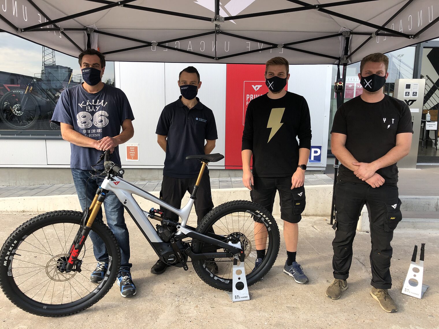 Die Ausbildungsmeister des Bereichs Kfz am BTZ Bamberg, Heiko Butz und Matthias Motschenbacher, freuen sich über das leistungsstarke E-Mountainbike, das YT Industries aus Hausen (Forchheim, hier mit Robert Post und Julian Sinning) für Schulungszwecke gespendet hat.