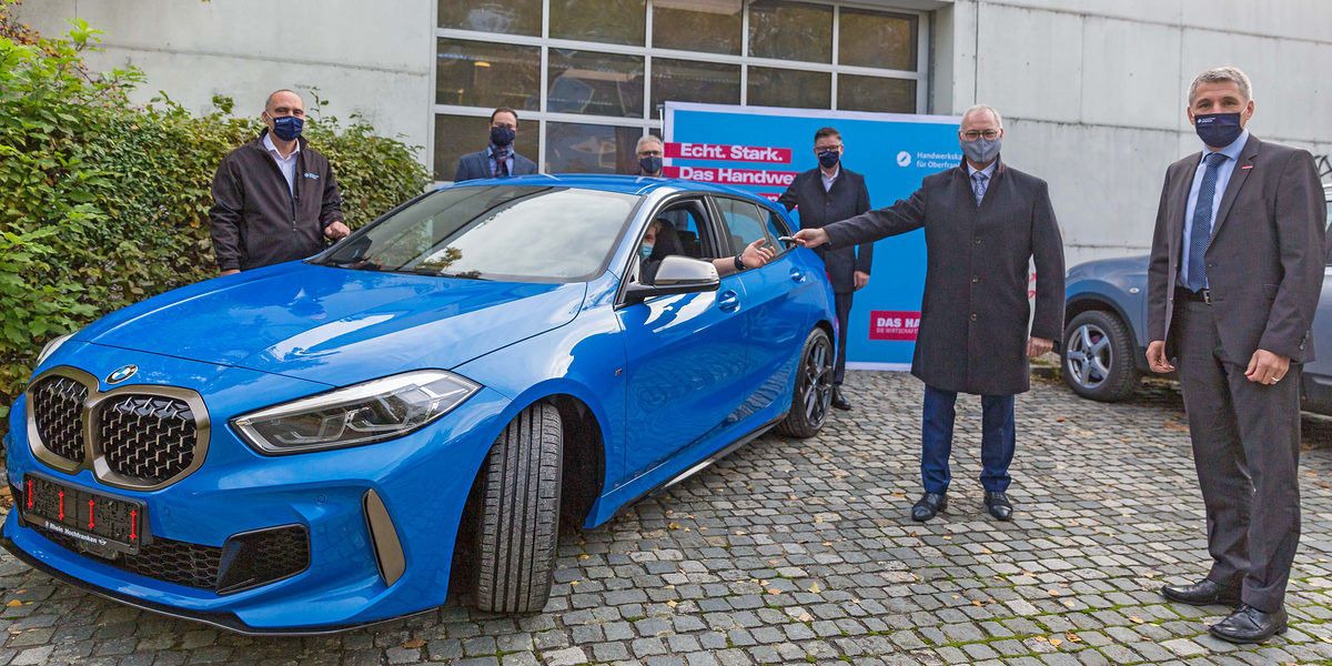Freuten sich über den Neuzugang in der Kfz-Lehrwerkstatt (von links): Adolf Waschke, Leiter des BTZ Hof, Torsten Leucht, Geschäftsführer der Kfz-Innung Oberfranken, Klaus Schmidt, Niederlassungsleiter von Rhein Hochfranken, Christian Herpich, Kreishandwerksmeister Hochfranken, Markus Rößler, Mitglied der Geschäftsleitung von BMW Rhein sowie HWK-Geschäftsführer Rainer Beck. Freuten sich über den Neuzugang in der Kfz-Lehrwerkstatt (von links): Adolf Waschke, Leiter des BTZ Hof, Torsten Leucht, Geschäftsführer der Kfz-Innung Oberfranken, Klaus Schmidt, Niederlassungsleiter von Rhein Hochfranken, Christian Herpich, Kreishandwerksmeister Hochfranken, Markus Rößler, Mitglied der Geschäftsleitung von BMW Rhein sowie HWK-Geschäftsführer Rainer Beck.
