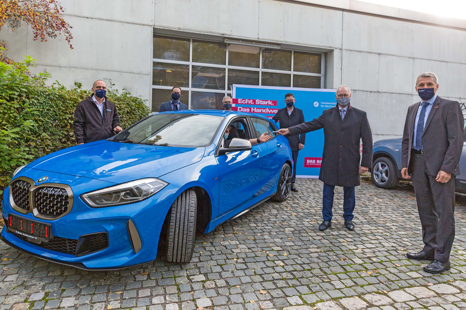 Freuten sich über den Neuzugang in der Kfz-Lehrwerkstatt (von links): Adolf Waschke, Leiter des BTZ Hof, Torsten Leucht, Geschäftsführer der Kfz-Innung Oberfranken, Klaus Schmidt, Niederlassungsleiter von Rhein Hochfranken, Christian Herpich, Kreishandwerksmeister Hochfranken, Markus Rößler, Mitglied der Geschäftsleitung von BMW Rhein sowie HWK-Geschäftsführer Rainer Beck.