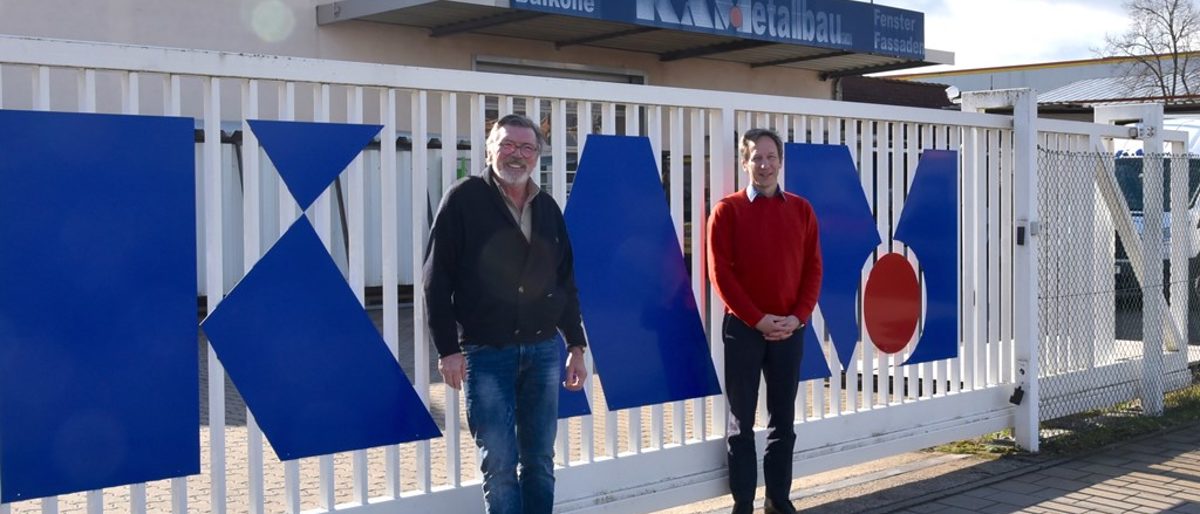 Freuen sich über einen gelungenen Generationswechsel bei der KA Metallbau GmbH: Wolfgang Heim und Markus Hehl (von rechts). Freuen sich über einen gelungenen Generationswechsel bei der KA Metallbau GmbH: Wolfgang Heim und Markus Hehl (von rechts).