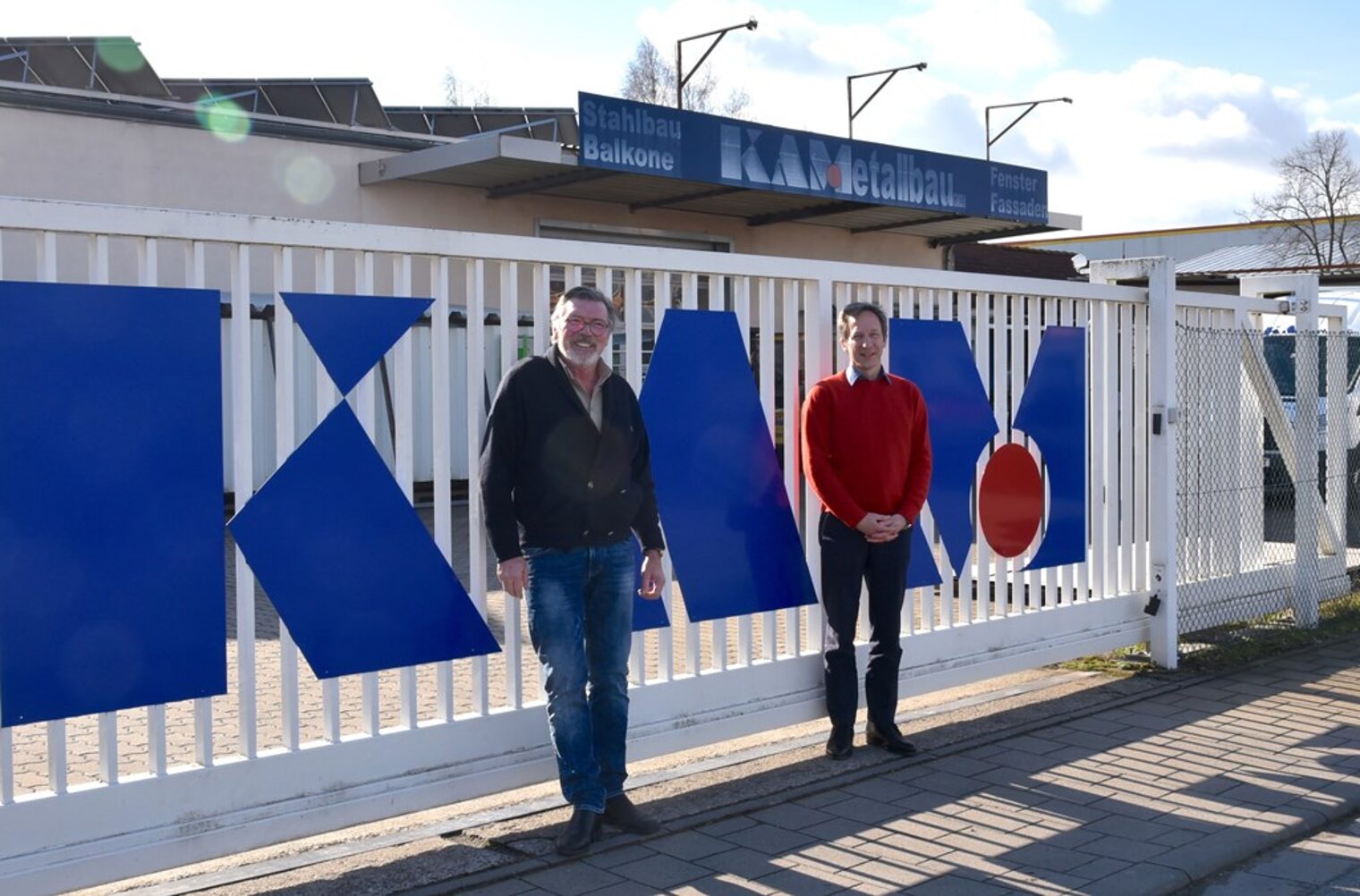 Neuinhaber Markus Hehl und der ehemalige Inhaber Wolfgang Heim vor einem Schild der KA Metallbau GmbH