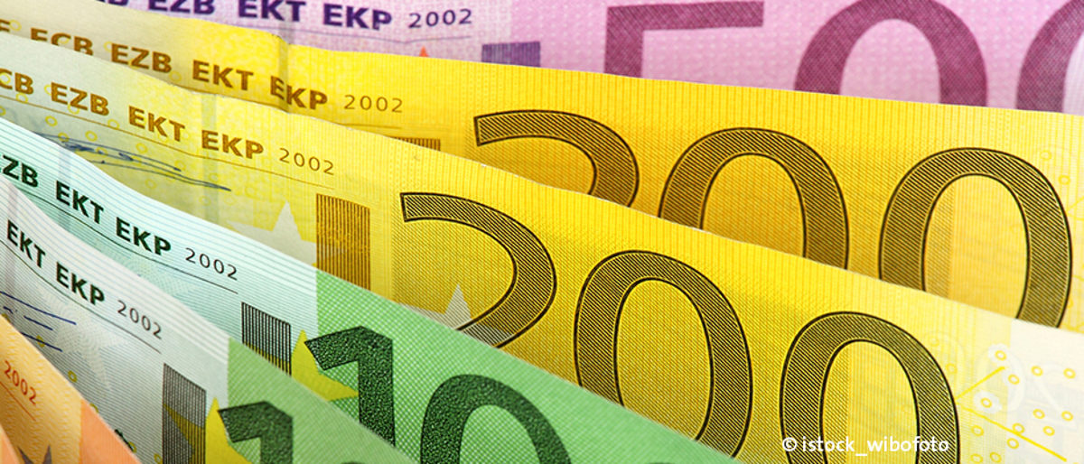 Euro banknotes fan background. Schlagwort(e): Number 50, European Union Currency, Photography, No People, Large Group of Objects, Banking, Savings, Two Hundred Euro Banknote, One Hundred Euro Banknote, Five Hundred Euro Banknote, Fifty Euro Banknote, Euro Symbol, European Union Euro Note, Color Image, Paper Currency, Currency, Backgrounds, Wealth, In A Row, Finance, Horizontal, Number 500, Number 100, Number 200, Business, Objects/Equipment