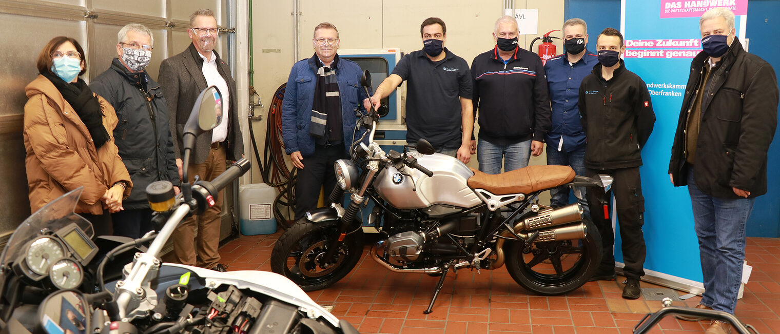 Große Parade für ein großes Motorrad: Patricia Leistner, Geschäftsführerin der Kreishandwerkerschaft Bamberg, Bambergs Kreishandwerksmeister Manfred Amon, Werner Herold, Leiter des BTZ Bamberg, Fachbereichsleiter Wolfgang Wich, Ausbildungsmeister Heiko Butz, Franz Hergenröder, Geschäftsführer des BMW Motorradcenter Bamberg und sein Verkaufsleiter Johnny Stamper, HWK-Ausbildungsmeister Matthias Motschenbacher und HWK-Vizepräsident Matthias Graßmann (von links) freuen sich über das neue Schulungsfahrzeug Große Parade für ein großes Motorrad: Patricia Leistner, Geschäftsführerin der Kreishandwerkerschaft Bamberg, Bambergs Kreishandwerksmeister Manfred Amon, Werner Herold, Leiter des BTZ Bamberg, Fachbereichsleiter Wolfgang Wich, Ausbildungsmeister Heiko Butz, Franz Hergenröder, Geschäftsführer des BMW Motorradcenter Bamberg und sein Verkaufsleiter Johnny Stamper, HWK-Ausbildungsmeister Matthias Motschenbacher und HWK-Vizepräsident Matthias Graßmann (von links) freuen sich über das neue Schulungsfahrzeug