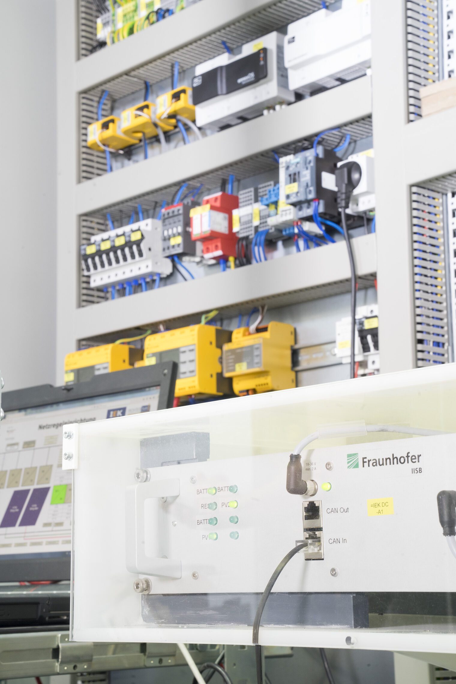 Gleichspannungsmodul des modular aufgebauten intelligenten Energieknotens (IeK) mit Netzregeleinrichtung (DC-Gridmanager des Fraunhofer IISB) und Wechselrichtern. Gleichspannungsmodul des modular aufgebauten intelligenten Energieknotens (IeK) mit Netzregeleinrichtung (DC-Gridmanager des Fraunhofer IISB) und Wechselrichtern. Schlagwort(e): Energiewende, IeK, Intelligenter Energieknoten, DC-Netze, Gleichstrom, iSyme, intelligente Symmetrieeinrichtung, iMSys, Modulare Steuereinheit, DC-Grid-Manager, Seifriz-Preis, R&W Steuerungstechnik, Universität Bayreuth, HWK Oberfranken, Fraunhofer IISB