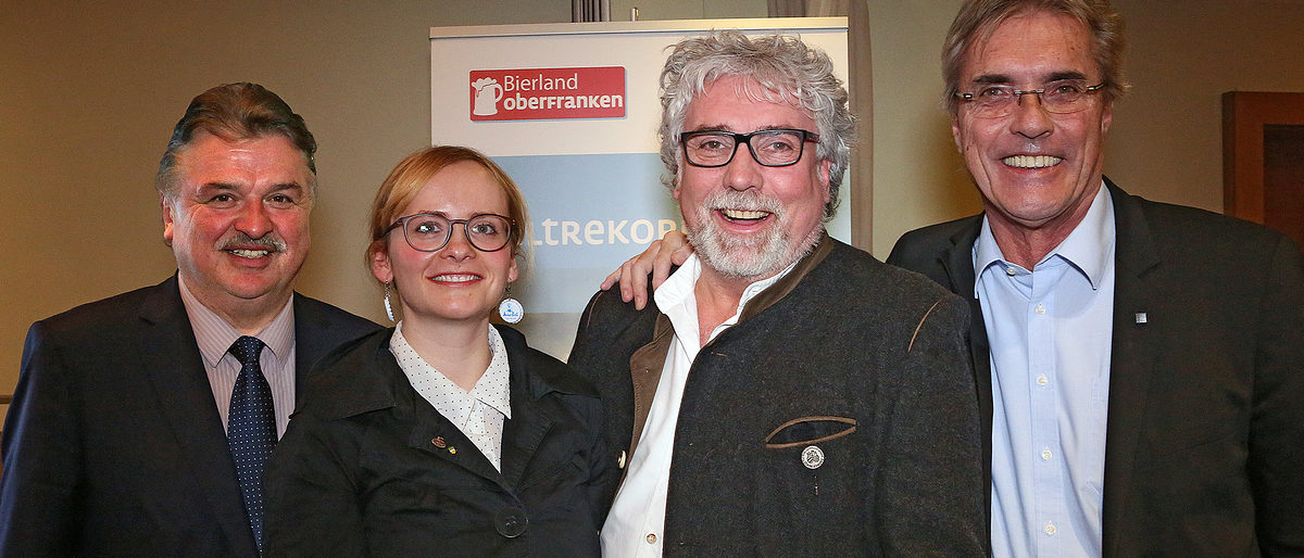 Sind glücklich über den Zugang von Brauereigasthöfen zur außerordentlichen Wirtschaftshilfe des Bundes: Der Kulmbacher Landrat Klaus Peter Söllner, Gisela Hansen, Meinel-Bräu, Christof Pilarzyk, Brauereigasthof Grosch und Dr. Bernd Sauer, Handwerkskammer für Oberfranken, vom Vorstand des Vereins Bierland Oberfranken e.V. (von links). Das Foto entstand bei der Jahreshauptversammlung des Vereins im Jahr 2018. Sind glücklich über den Zugang von Brauereigasthöfen zur außerordentlichen Wirtschaftshilfe des Bundes: Der Kulmbacher Landrat Klaus Peter Söllner, Gisela Hansen, Meinel-Bräu, Christof Pilarzyk, Brauereigasthof Grosch und Dr. Bernd Sauer, Handwerkskammer für Oberfranken, vom Vorstand des Vereins Bierland Oberfranken e.V. (von links). Das Foto entstand bei der Jahreshauptversammlung des Vereins im Jahr 2018.