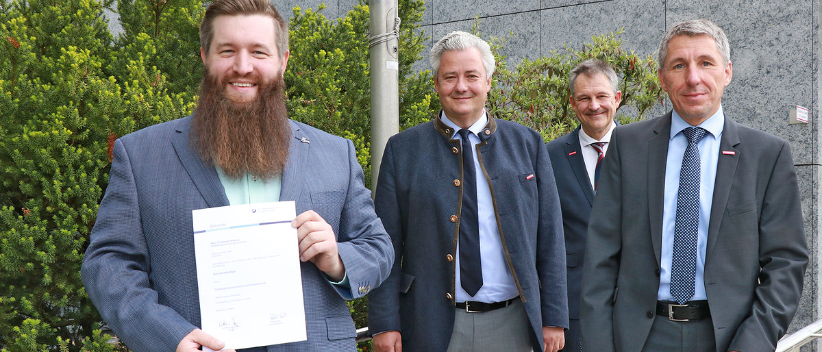 Der neue Sachverständige für das Holzblasinstrumentenmacherhandwerk Christoph Kramer (links) zusammen mit HWK-Präsident Matthias Graßmann, Hauptabteilungsleiter Thomas Rudrof und HWK-Geschäftsführer Rainer Beck (von links). Der neue Sachverständige für das Holzblasinstrumentenmacherhandwerk Christoph Kramer (links) zusammen mit HWK-Präsident Matthias Graßmann, Hauptabteilungsleiter Thomas Rudrof und HWK-Geschäftsführer Rainer Beck (von links).