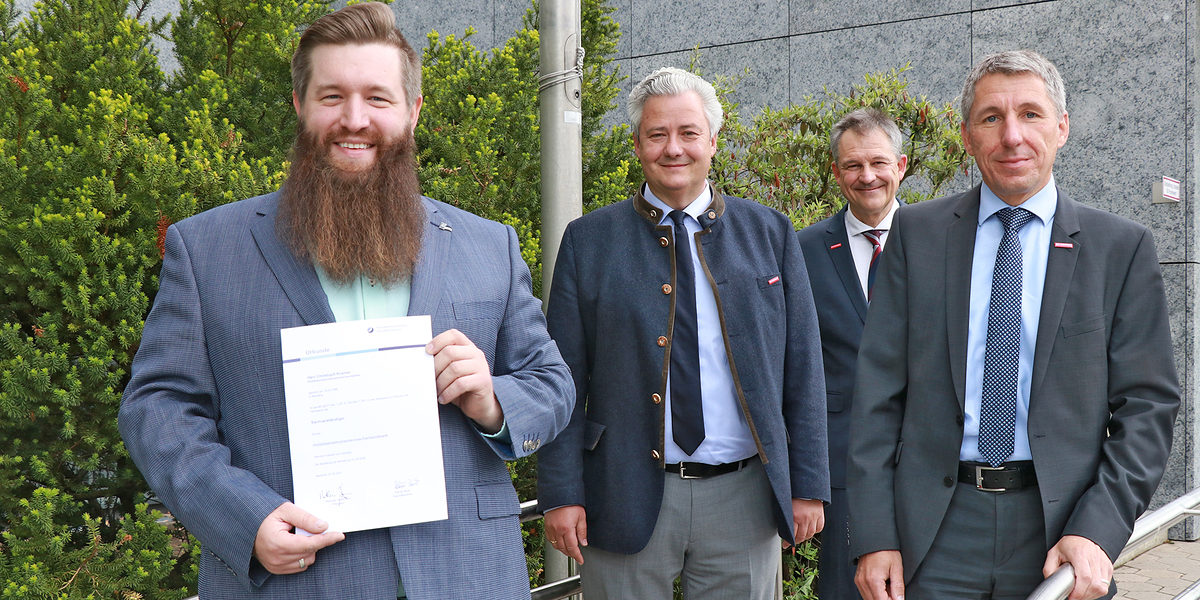 Der neue Sachverständige für das Holzblasinstrumentenmacherhandwerk Christoph Kramer (links) zusammen mit HWK-Präsident Matthias Graßmann, Hauptabteilungsleiter Thomas Rudrof und HWK-Geschäftsführer Rainer Beck (von links). Der neue Sachverständige für das Holzblasinstrumentenmacherhandwerk Christoph Kramer (links) zusammen mit HWK-Präsident Matthias Graßmann, Hauptabteilungsleiter Thomas Rudrof und HWK-Geschäftsführer Rainer Beck (von links).