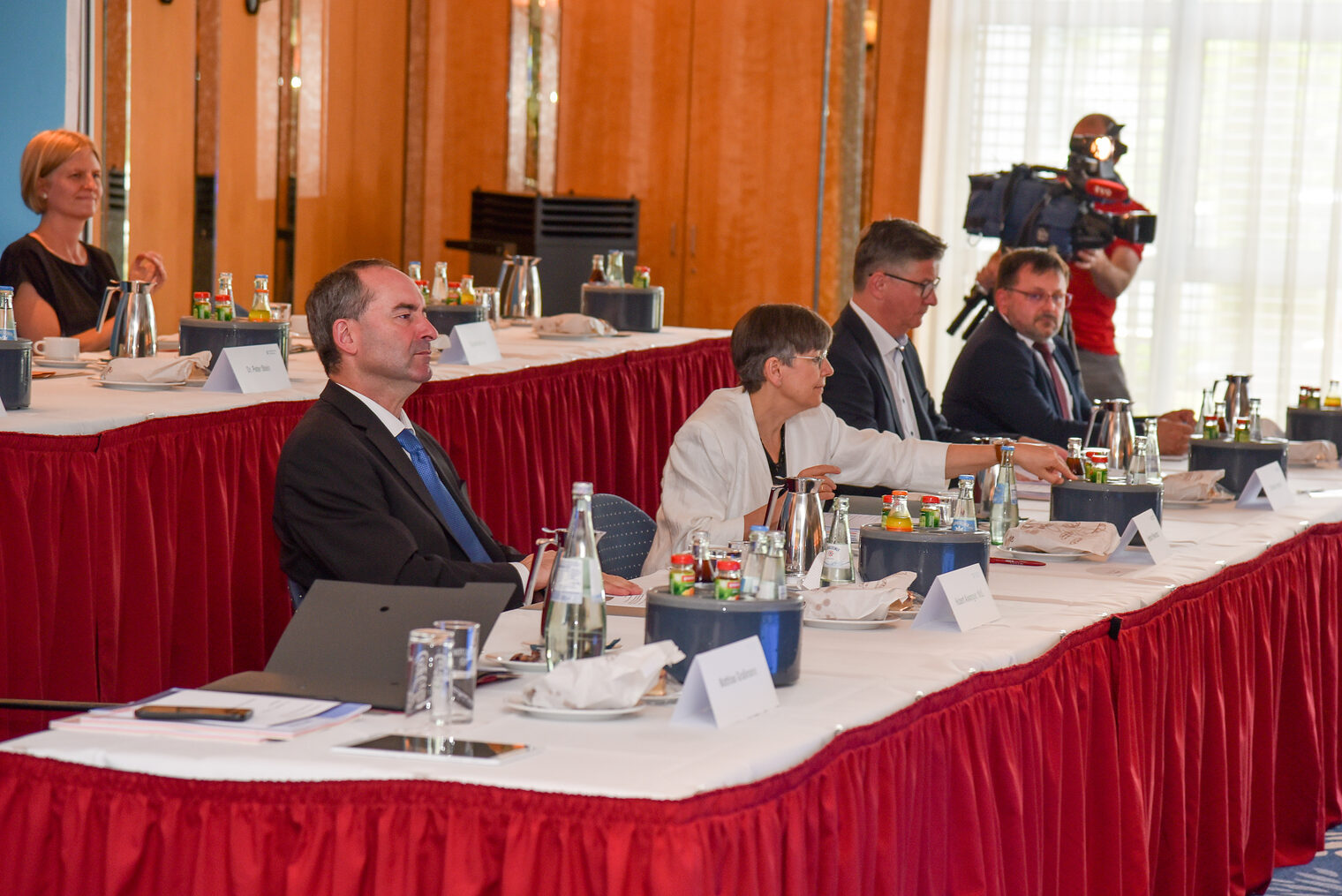 Zufriedene Gäste: Wirtschaftsminister Hubert Aiwanger, MdL, und die Präsidentin der Regierung von Oberfranken, Heidrun Piwernetz, nahmen an der Vollversammlung teil (vorne von links).