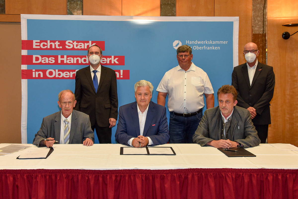 Bayerns Wirtschaftsminister Hubert Aiwanger, Vorstandsmitglied Michael Klein und der Leiter des Verwaltungssitzes Coburg der HWK für Oberfranken, Dr. Hans-Karl Bauer (stehend von links), begleiteten die Vertragsunterzeichnung zwischen den Sprechern des Coburger Handwerks, Knut von Berg (sitzend links) und Rocco Müller (sitzend rechts), und HWK-Präsident Matthias Graßmann. Bayerns Wirtschaftsminister Hubert Aiwanger, Vorstandsmitglied Michael Klein und der Leiter des Verwaltungssitzes Coburg der HWK für Oberfranken, Dr. Hans-Karl Bauer (stehend von links), begleiteten die Vertragsunterzeichnung zwischen den Sprechern des Coburger Handwerks, Knut von Berg (sitzend links) und Rocco Müller (sitzend rechts), und HWK-Präsident Matthias Graßmann.