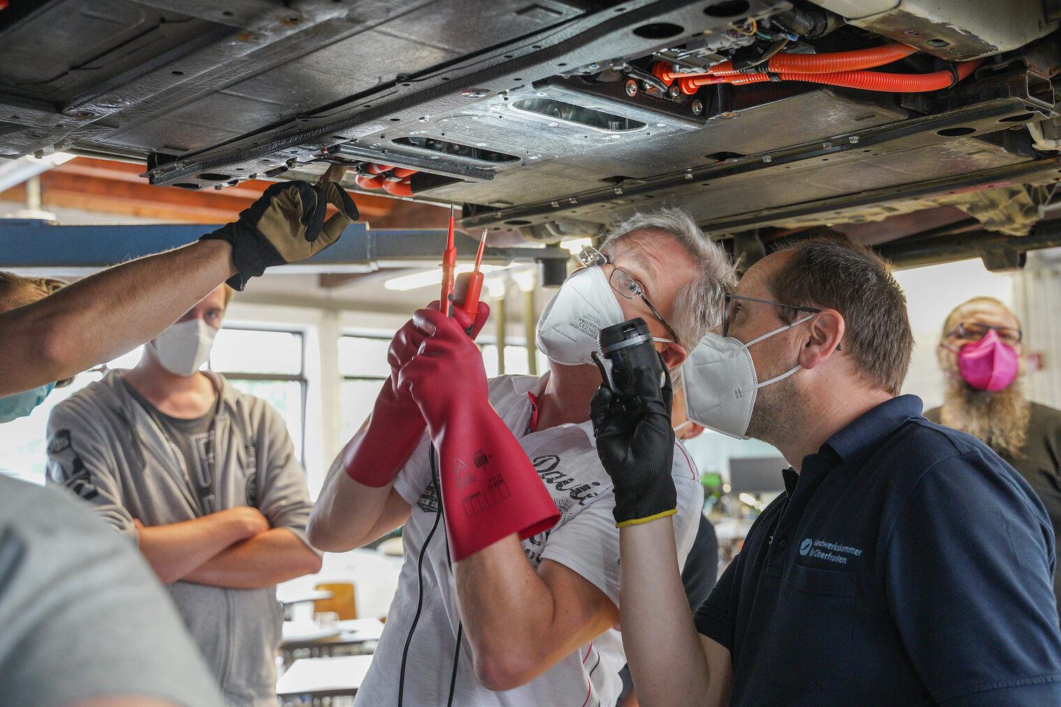 Wo liegt Spannung an? Sicherheit geht vor beim Arbeiten mit Hochvolt-Systemen.