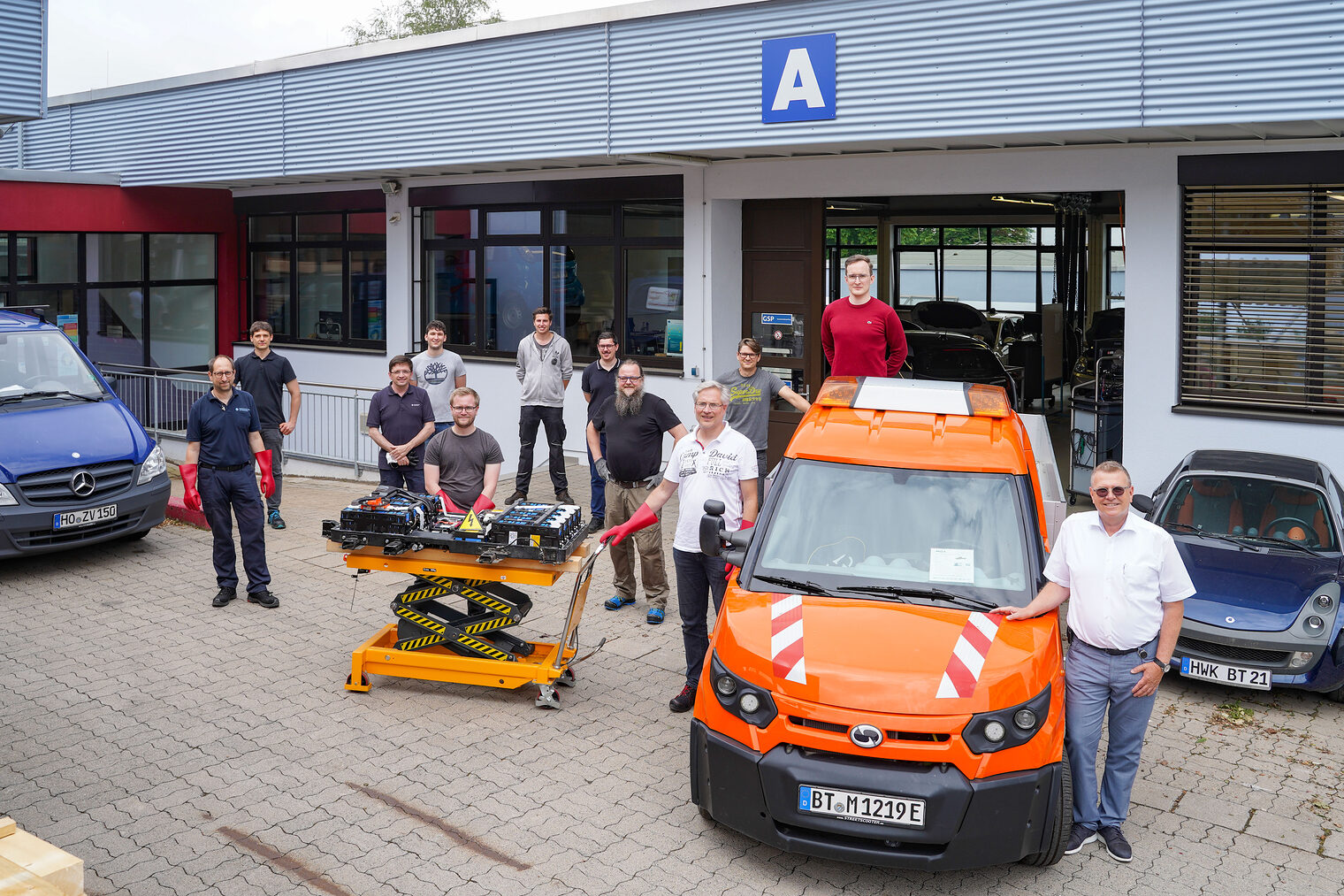 Die Schulungsteilnehmer zusammen mit Wolfgang Wich, Fachbereichsleiter Kfz-Technik Oberfranken an der Handwerkskammer für Oberfranken (rechts), Dr.-Ing. Bernd Rosemann (vorne 2. von rechts) und die beiden Kfz-Ausbildungsmeister Stefan Löffler (links) und Gerhard Schmökel (3. von links)