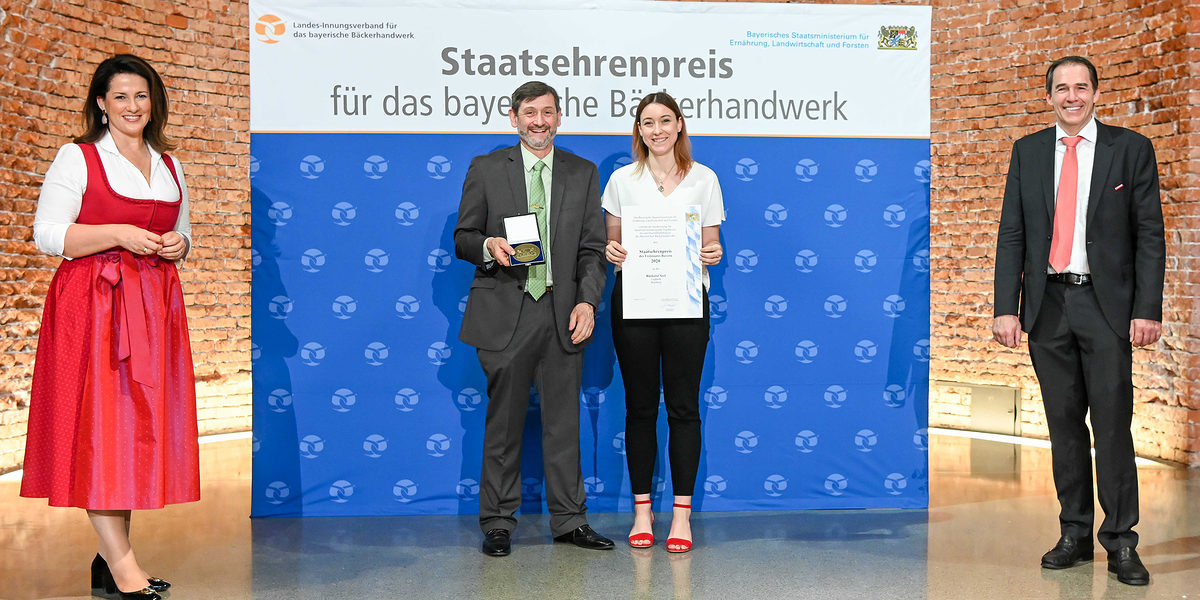 Erhielten den Staatsehrenpreis für das bayerische Bäckerhandwerk: Alfred und Antonia Seel aus Bamberg. Hier zusammen mit der bayerischen Ernährungsministerin Michaela Kaniber und dem Landesinnungsmeister für das Bäckerhandwerk Heinrich Traublinger jun. Erhielten den Staatsehrenpreis für das bayerische Bäckerhandwerk: Alfred und Antonia Seel aus Bamberg. Hier zusammen mit der bayerischen Ernährungsministerin Michaela Kaniber und dem Landesinnungsmeister für das Bäckerhandwerk Heinrich Traublinger jun.