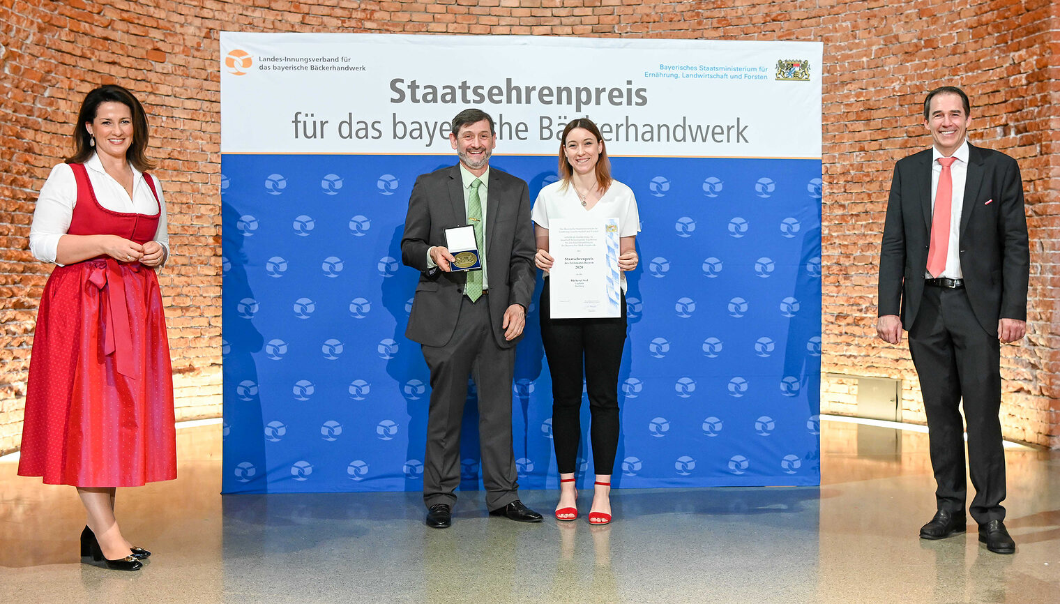 Erhielten den Staatsehrenpreis für das bayerische Bäckerhandwerk: Alfred und Antonia Seel aus Bamberg. Hier zusammen mit der bayerischen Ernährungsministerin Michaela Kaniber und dem Landesinnungsmeister für das Bäckerhandwerk Heinrich Traublinger jun.