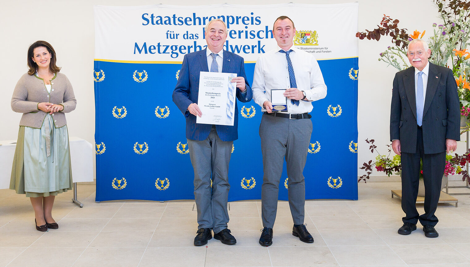 Erhielten den Staatsehrenpreis für das bayerische Metzgerhandwerk: Ralf und Christian Luther (Mitte von links). Hier zusammen mit der bayerischen Ernährungsministerin Michaela Kaniber und dem Landesinnungsmeister des Metzgerhandwerks Konrad Ammon jun.