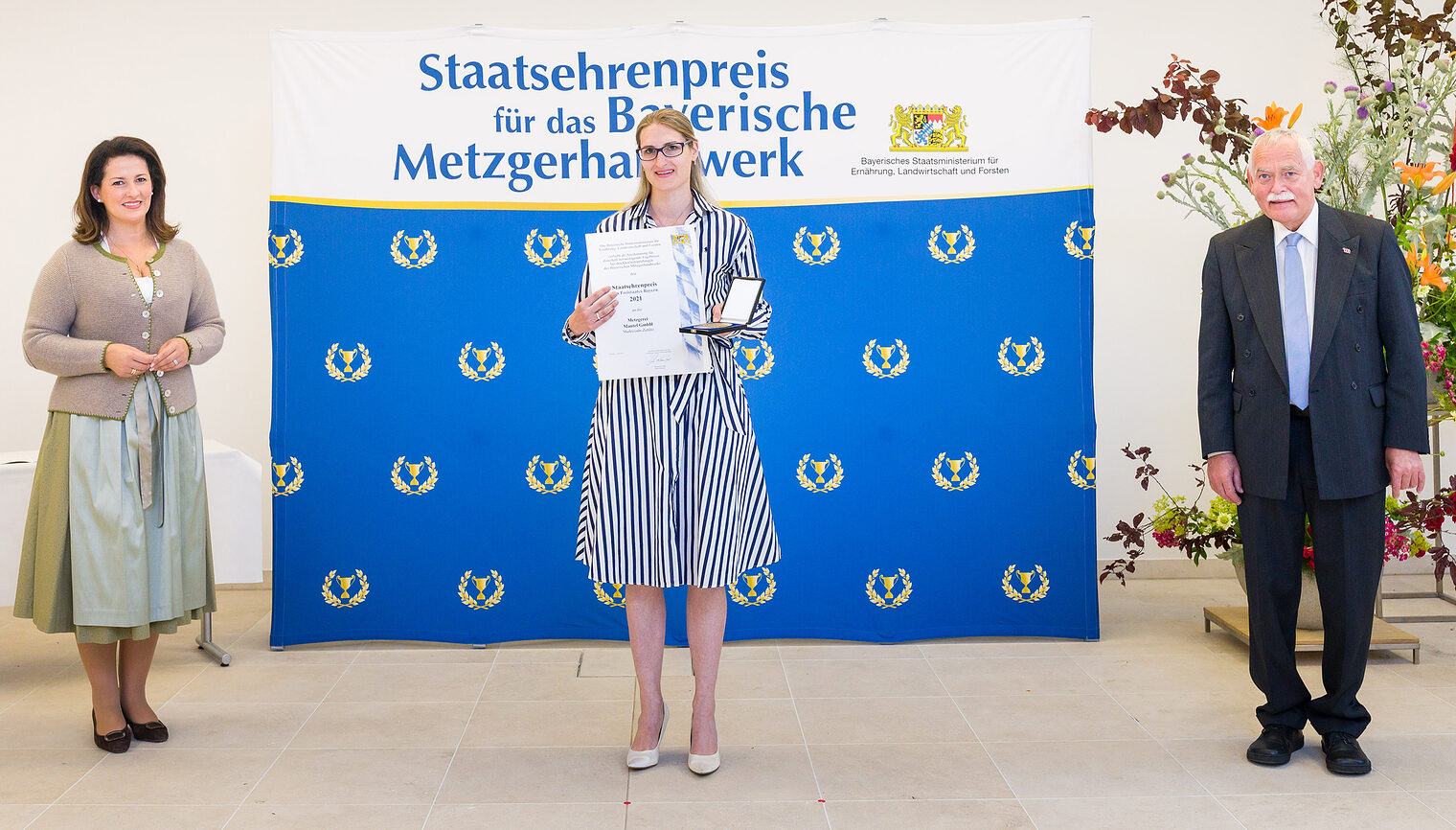 Carmen Semmler nahm den Staatsehrenpreis für die Metzgerei Mantel entgegen. Hier mit der bayerischen Ernährungsministerin Michaela Kaniber und dem Landesinnungsmeister des Metzgerhandwerks Konrad Ammon jun.