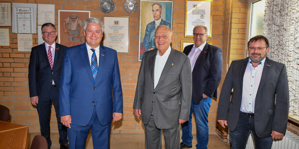 Präsident und Ehrenpräsident: Der Präsident der Handwerkskammer für Oberfranken, Matthias Graßmann, stattete mit seinen Vizepräsidenten Christian Herpich (hinten links) und Harald Sattler (vorne rechts) und dem neuen Hauptgeschäftsführer Reinhard Bauer (hinten rechts) dem Bamberger Ehrenpräsidenten der HWK, Kurt Seelmann, einen Besuch ab. Foto: Ronald Rinklef
